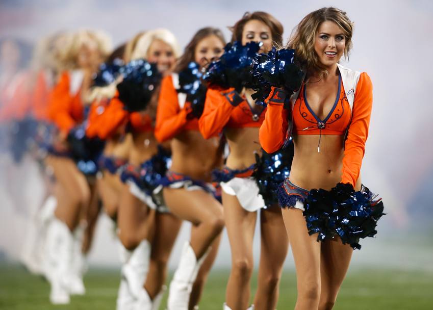 Denver, spettacolo delle cheerleaders prima dell’inizio della partita tra i Broncos e i San Francisco 49ers (REUTERS)